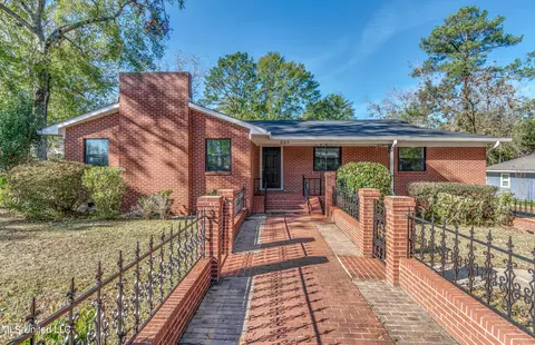 203 NW 3rd St, Magee, MS 39111