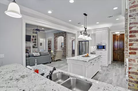 Kitchen - 936 Trickhambridge, Brandon, MS 39042 photo 5 of 7