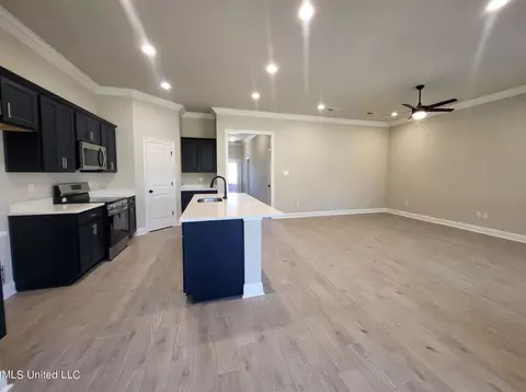 852 Leeward Dr, Biloxi, MS 39532 photo 2