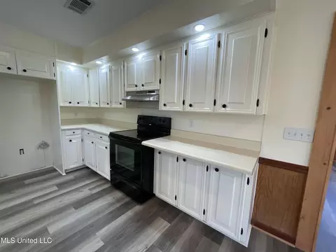 Kitchen - 206 NE Jadek Dr, Magee, MS 39111 photo 3 of 4