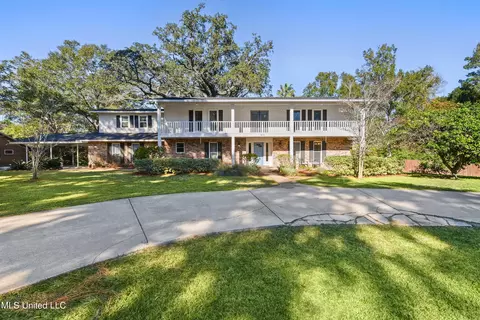819 Canebrake Dr, Ocean Springs, MS 39564