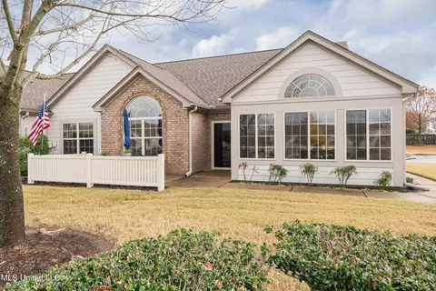 8841 Parkview Oaks Cir, Olive Branch, MS 38654