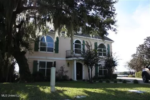 2555 S Shore Dr, Biloxi, MS 39532