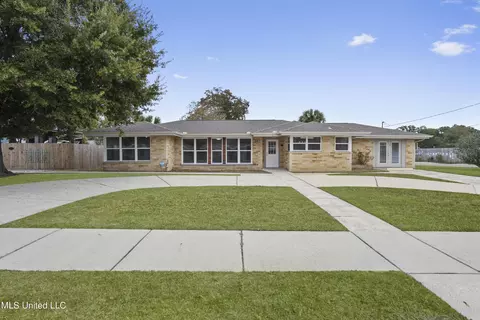 136 Pine Grove Ave, Biloxi, MS 39531