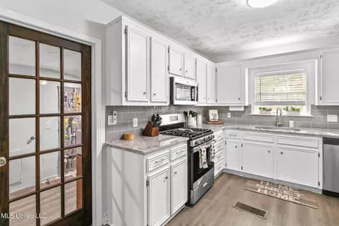 Kitchen - 404 Eldorado Rd, Pearl, MS 39208 photo 2 of 7