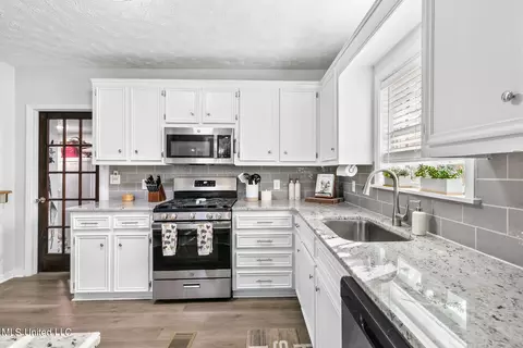 Kitchen - 404 Eldorado Rd, Pearl, MS 39208 photo 4 of 7
