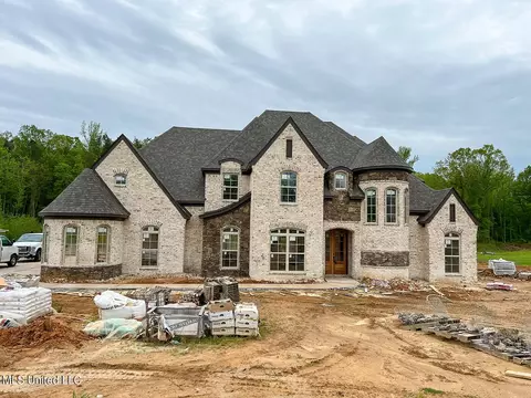 207 Poplar Ln, Holly Springs, MS 38635