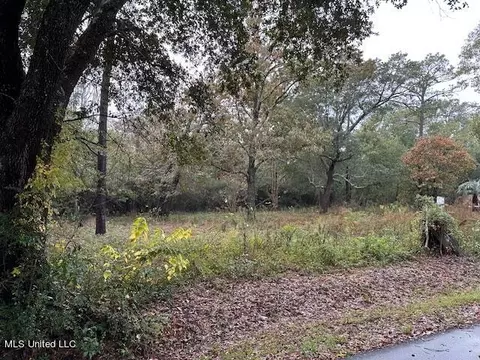 559 Meadow Ln, Waveland, MS 39576