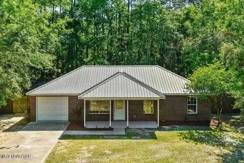 525 Peach St, Ocean Springs, MS 39564