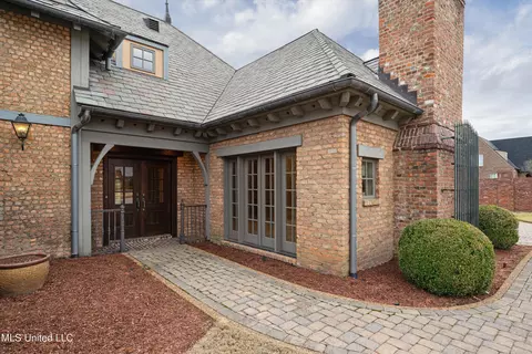 Exterior - 6028 E Fleur De Lis, Olive Branch, MS 38654 photo 3 of 9