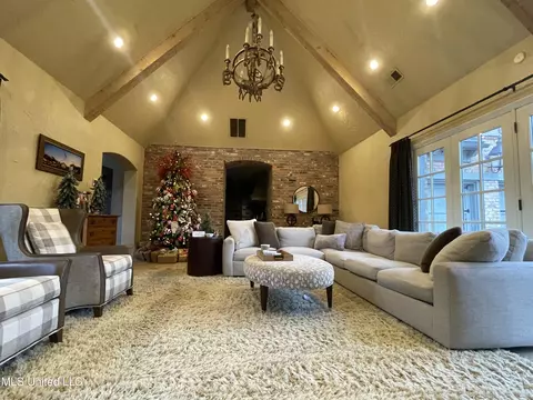 Living - 6028 E Fleur De Lis, Olive Branch, MS 38654 photo 2 of 3