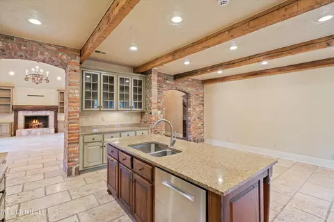 Kitchen - 6028 E Fleur De Lis, Olive Branch, MS 38654 photo 4 of 4