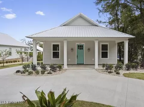 322 Magnolia Ave, Ocean Springs, MS 39564