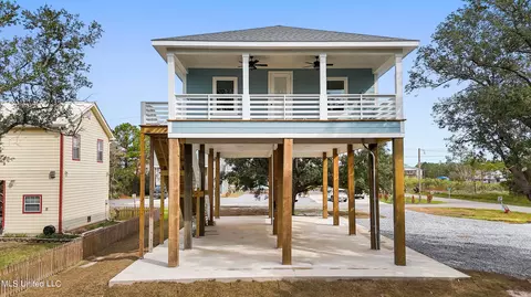 11001 Arizona St, Bay Saint Louis, MS 39520