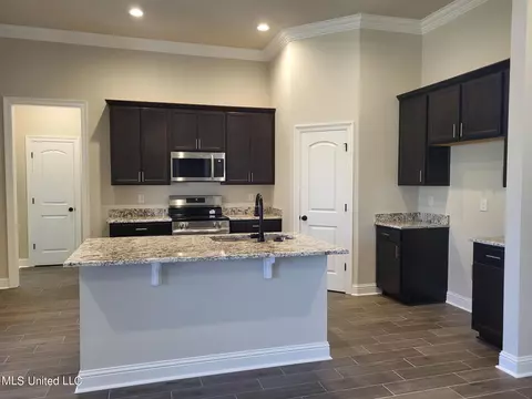848 Leeward Dr, Biloxi, MS 39532 photo 2