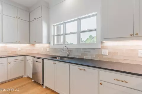 Kitchen - 128 Catherine Blvd, Clinton, MS 39056 photo 4 of 10