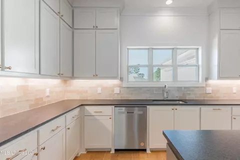 Kitchen - 128 Catherine Blvd, Clinton, MS 39056 photo 7 of 10