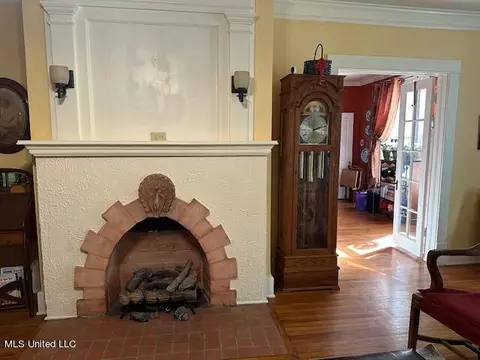 Living - 228 Fredrica Ave, Jackson, MS 39209 photo 2 of 4