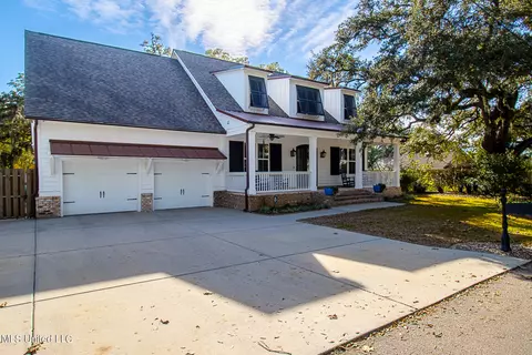 1016 Lafontaine St, Ocean Springs, MS 39564