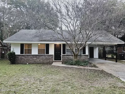 201 Fox Run Dr, Hattiesburg, MS 39402
