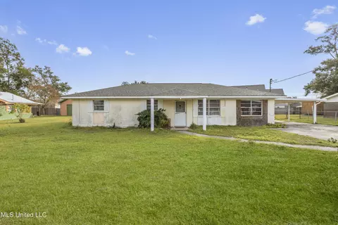 707 Beyer Dr, Bay Saint Louis, MS 39520