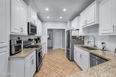Kitchen - 109 Oakbrook Ct, Brandon, MS 39047 photo 2 of 5