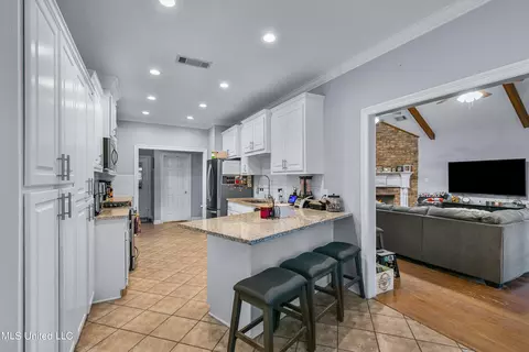 Kitchen - 109 Oakbrook Ct, Brandon, MS 39047 photo 1 of 5