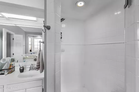 Bath - 109 Oakbrook Ct, Brandon, MS 39047 photo 4 of 8
