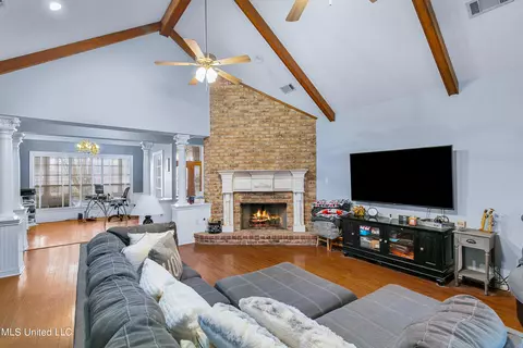 Living - 109 Oakbrook Ct, Brandon, MS 39047 photo 2 of 3