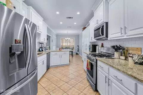 Kitchen - 109 Oakbrook Ct, Brandon, MS 39047 photo 5 of 5