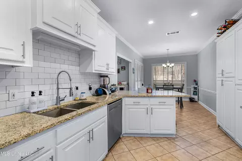 Kitchen - 109 Oakbrook Ct, Brandon, MS 39047 photo 3 of 5