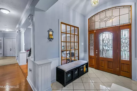 Entry Way - 109 Oakbrook Ct, Brandon, MS 39047 photo 3 of 5