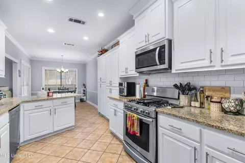 Kitchen - 109 Oakbrook Ct, Brandon, MS 39047 photo 4 of 5