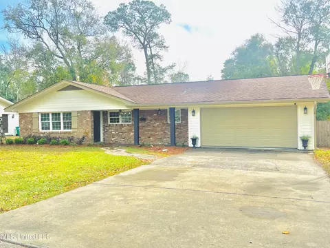 4 Poplar Cir, Gulfport, MS 39507