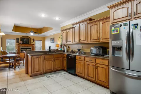 Kitchen - 1174 Greers Landing Dr, Hernando, MS 38632 photo 2 of 3