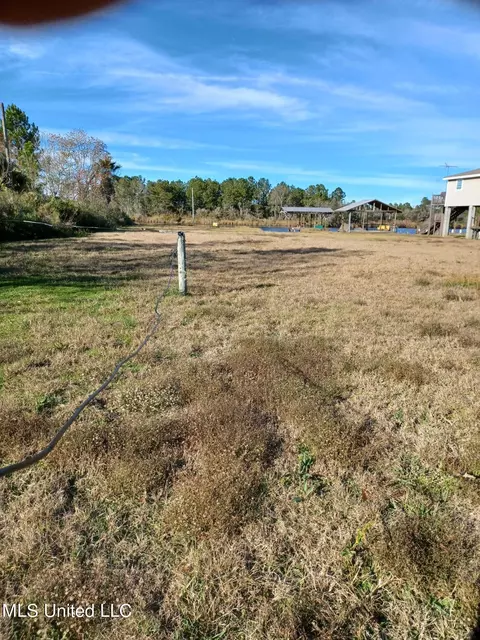10041 N Shore Dr, Bay Saint Louis, MS 39520