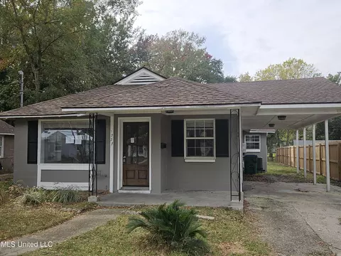 1721 Cherubusco St, Pascagoula, MS 39567