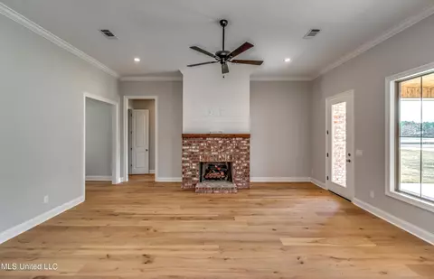 Living - 103 Charleston Cir, Madison, MS 39110 photo 2 of 2