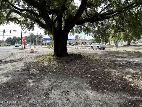2350 Pass Rd, Biloxi, MS 39531 photo 4