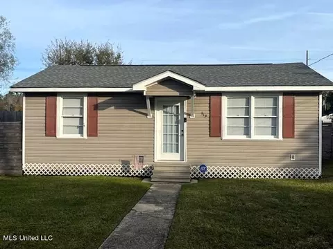 415 Wainwright St, Waveland, MS 39576