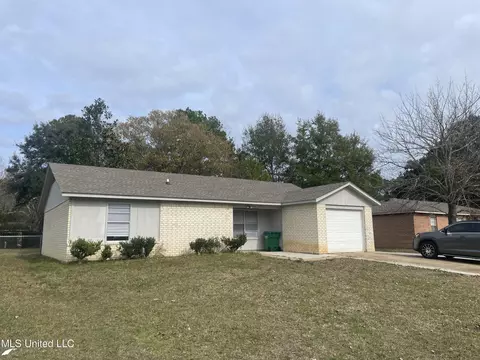 1704 Victoria Dr, Gautier, MS 39553