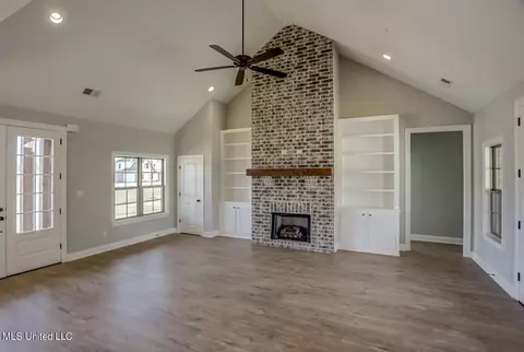 Living - 1580 Tributary Dr, Hernando, MS 38632 photo 2 of 4