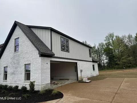 Exterior - 1580 Tributary Dr, Hernando, MS 38632 photo 2 of 8