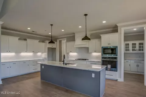 Kitchen - 1580 Tributary Dr, Hernando, MS 38632 photo 2 of 5