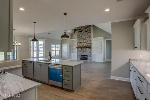 Kitchen - 1580 Tributary Dr, Hernando, MS 38632 photo 5 of 5
