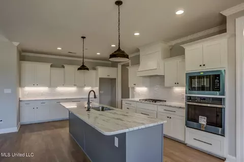 Kitchen - 1580 Tributary Dr, Hernando, MS 38632 photo 3 of 5