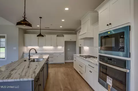 Kitchen - 1580 Tributary Dr, Hernando, MS 38632 photo 4 of 5
