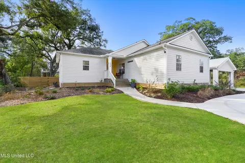 224 Thomas St, Bay Saint Louis, MS 39520