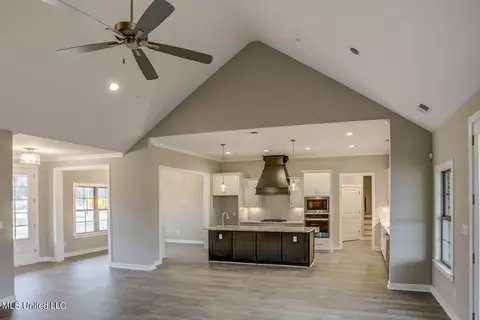 Living - 4682 Taylor Trl, Hernando, MS 38632 photo 3 of 5