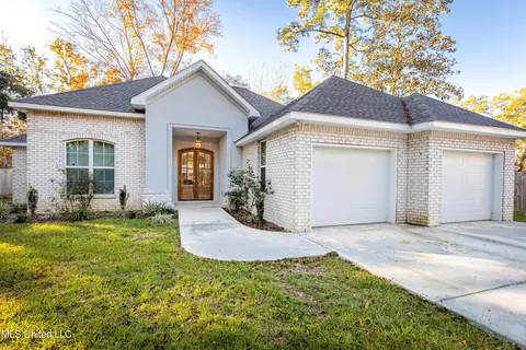 9317 Dogwood Ave, Ocean Springs, MS 39564